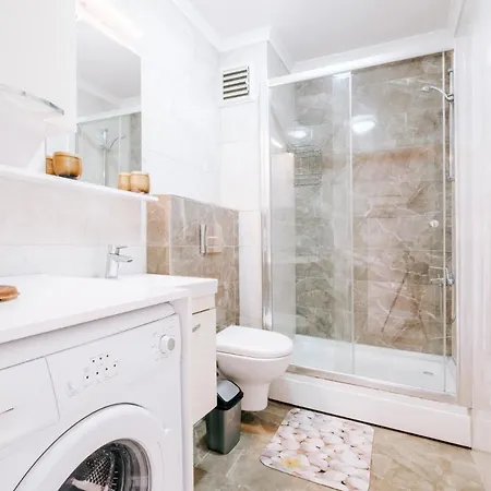 Lovely Flat W Balcony 10 Min To Moda Coast Daire İstanbul